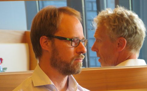 Reinhard Veser (on the left) listens to Prof. Lentz